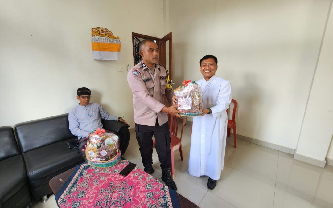 Kunjungan sekaligus membawa persembahan kasih sukacita Natal ke Kemenag, FKUB, Perbekel Desa Taman Bali