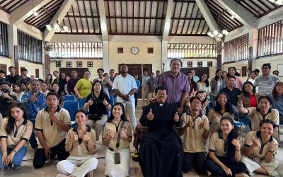 Komunitas Profesional muda Sanmari Gianyar mengadakan Seminar sehari Work Hard Pray Hard